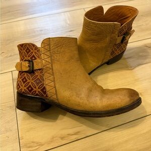 Anthropologie Jasper & Jeera Caravan Leather Ankle Booties size 39